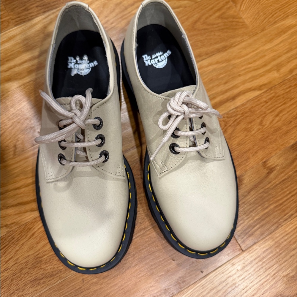 Dr. Martens Beige Leather Lace-Up Shoes - Picture 4 of 7
